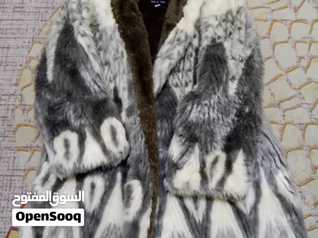 جاكيت فاخر وانيق للسيدات فرو ثقيل جدا وارد من الولايات المتحده الامريكية صنع في الصين .