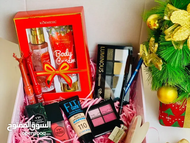 بوكس هدايا راس السنة متنوعة يحتوي (حمر وسبلاش و بلشر وكلوس فونديشن وقلم كحل وحاجب.....)