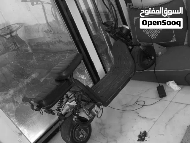 للبيع هارلي وسط مافيه شي يباله تاير فقط و سكوت كهربائي مافيه شي بس خدوش واحد سرعته 60 و ثاني 70