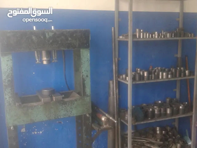 مخرطة بكامل معداتها للبيع مع المحل