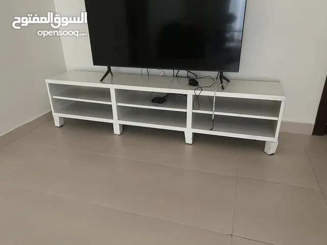 خزانة من ايكيا وطاولة تلفاز من ايكيا ومرايا مع رفوف من ايكيا