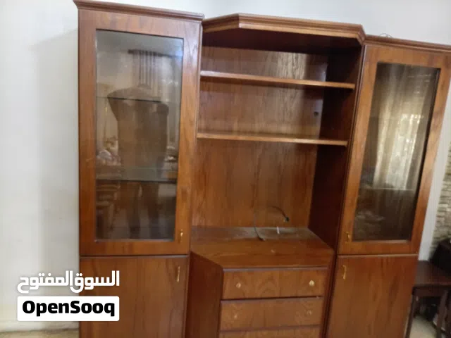 بوفيه بحالة ممتازة خشب لاتيه دهانها  ممتاز كامل مع جميع رفوفها