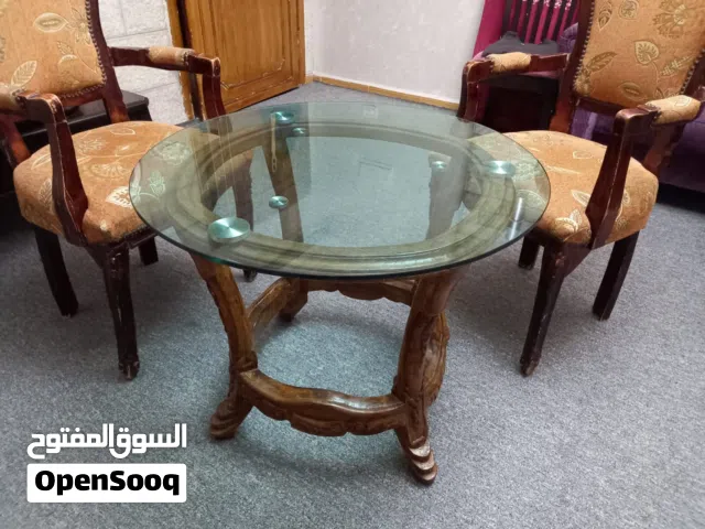 طاوله خشب زان حفر ارابيسك لون عسلي وجه زجاج سسكوريت 8ميلي عرض 80 ارتفاع 60 مع كرسيين حفر زان