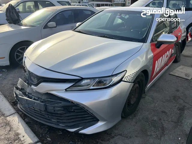 تويوتا كاميري هايبرد 2018 خليجي - تاكسي ابو ظبي - للبيع على حالتها - دعم بالرفرف الايسر - شاسيه سليم