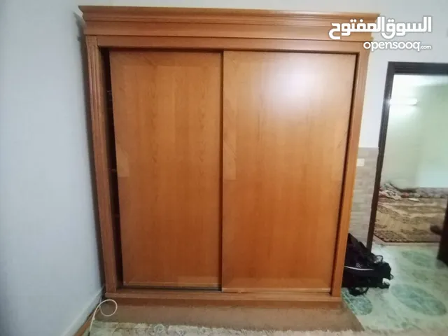 خزانة بحالة ممتازة خشب زان ولاتيه