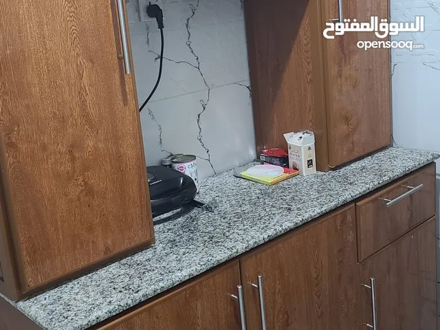 دولاب مطبخ المنيوم رخام شبه جديد