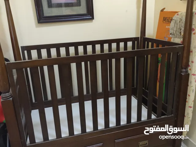 سرير أطفال خشبي فاخر للبيع مع مساحة تخزين