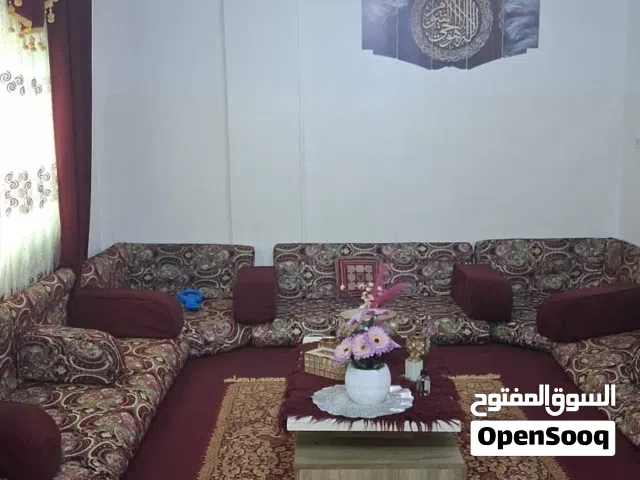 طقم فراش للبيع مع بردايه خمريه وبردايه رصاصي بدون الطاوله والسجاده والموكيته