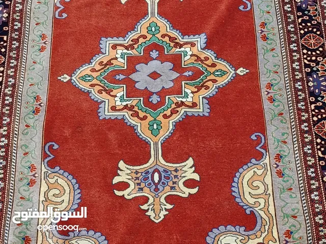 السِّجَّادَةُ العَتِيقَةُ المَنْسُوجَةُ يَدَوِيًّا