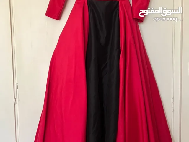 للبيع فستان مستعمل بلون الأسود و الوردي ( لبسه واحده )
