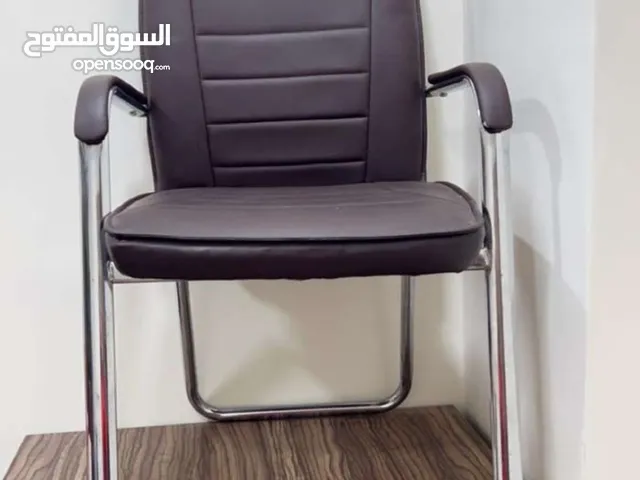 2كرسي مكتب للبيع لون بني + كرسي مدير متحرك للبيع بسعر مغري وبحالة الجديد