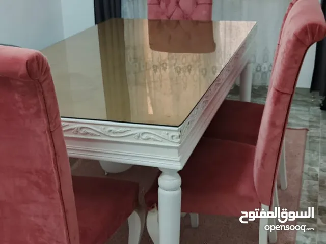 طاولة سفر بحالة الجديد   قابل للتفاوض بشي بسيط