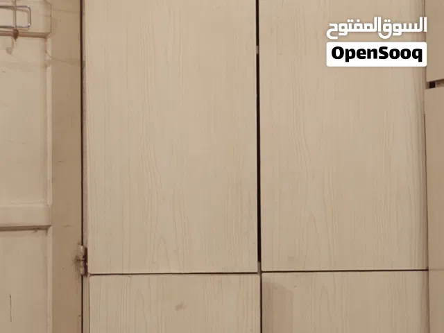 دولاب خشب و دولاب بلاستيك بحالة جيدة