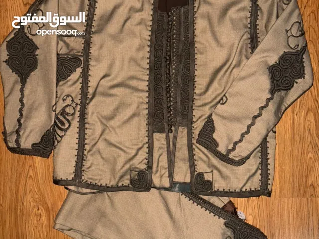 زبون خدمة نص يد ملبوس مرتين بس