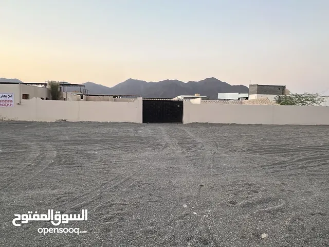 للإيجار أرض صناعية (صناعية الرستاق) جاهزة لإنشاء ورشة إصلاح السيارات مع إمكانية تقسيمها إلى قسمين.