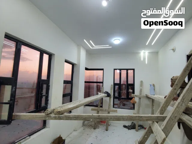 شقه جديده لوكس مطله علي صنعاء جنب الزفلت شارع مارب بعدجوله ايه غرفتين وحمام ومطبخ وصاله ومجلس وحمام