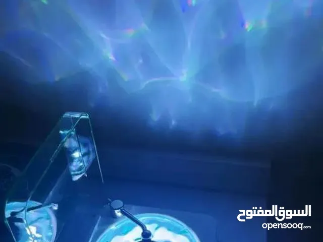 مكبر صوت مع اضاءة محيطية ولا أروع من هيك سماعة...
