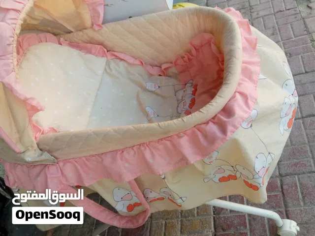 سرير بيبي شبه جديد