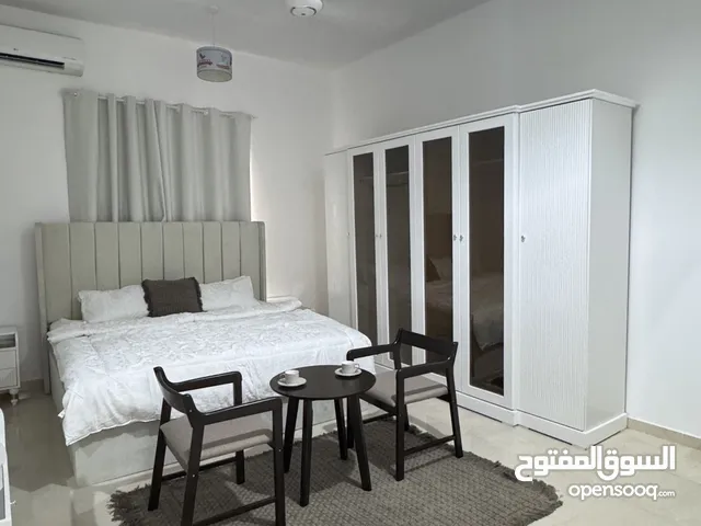 شقة أرضية ماجرة 250ریالمفروشه للبيع في المعبيلة على شارع النور بسعر ممتاز