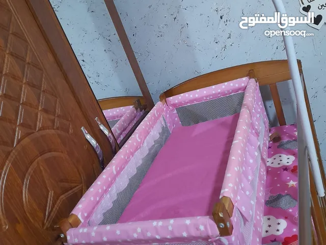 تخت بيبي طابقين طابق للبيبي والطابق السفلي لأغراضو
