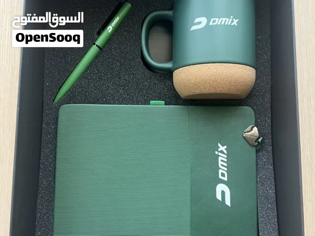 Gift box with a notebook mug and high quality pen عليه هدايا مع كوب و دفتر و قلم عالي الجودة