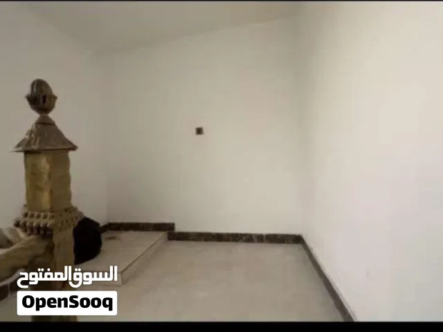 130 m2 4 Bedrooms Townhouse for Rent in Basra Hakemeia