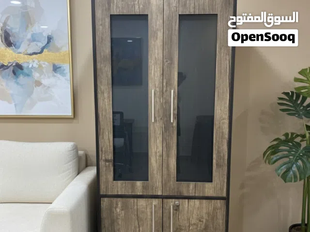 خزانة مكتبية تصميم عصري مصنوعه من خشب متين - ارفف مزوده بأقفال للحفاظ على اوراقك