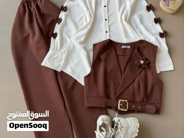 الموديل سوت3قطع  مكون من بليزر فيونكه كت وشيميز فيونكات علي الكم وبنطلون كلاسيك
