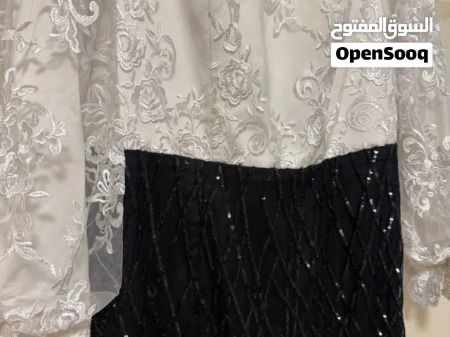 فستان ابيض و اسود مع خرز