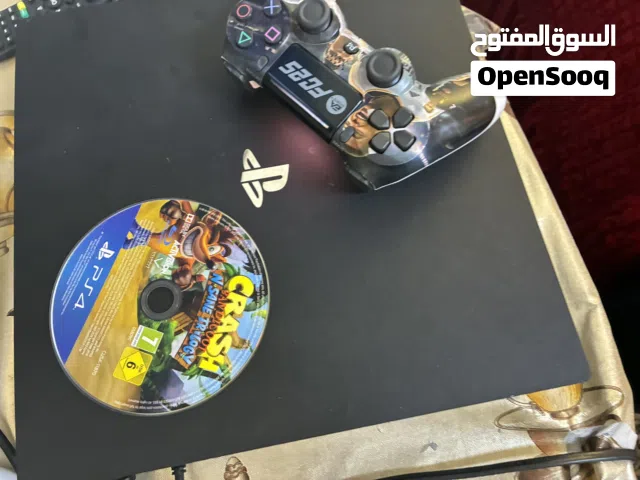 PS4 pro 1 terabyte plus controller plus cd