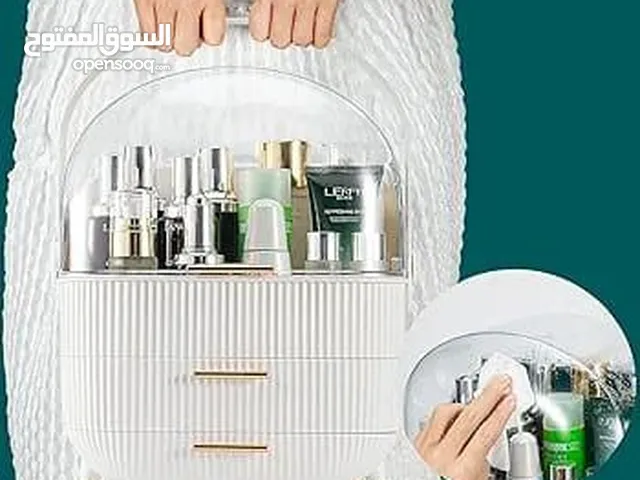 منظّمة المكياج العصرية بتصميمها الفاخر ولمساتها الذهبية، الحل الأمثل لترتيب أنيق ومتكامل.