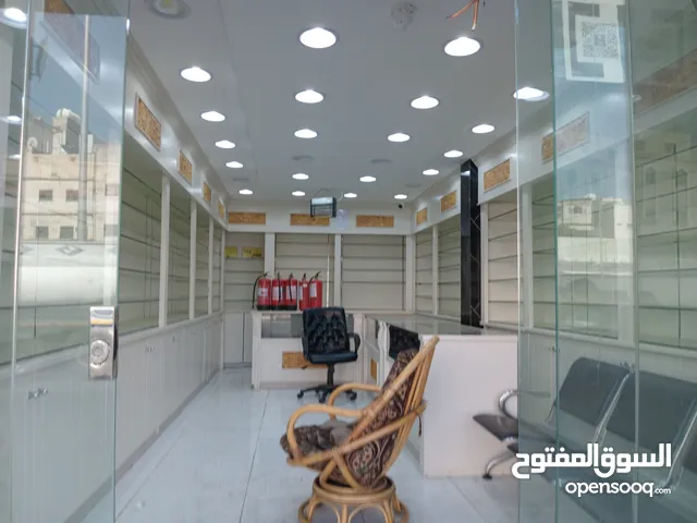 ديكور محل خياطه رجالية ويصلح لمحلات العطاره مستعمل نظيف