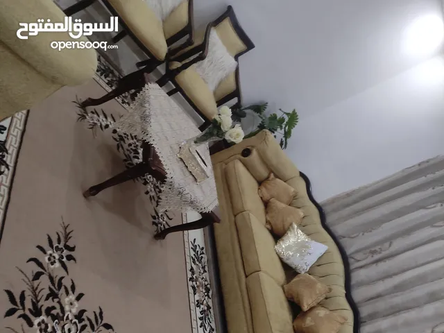 طقم كنب مستعمل للبيع المستعجل بحالة جيدة جدا كامل برداية مطرزة مناسبة للون الطقم سجادة كبيرة