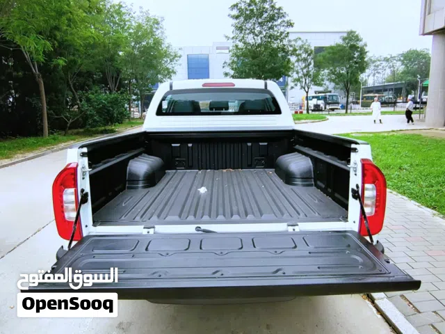 سيارة لنقل البضائع والاثات