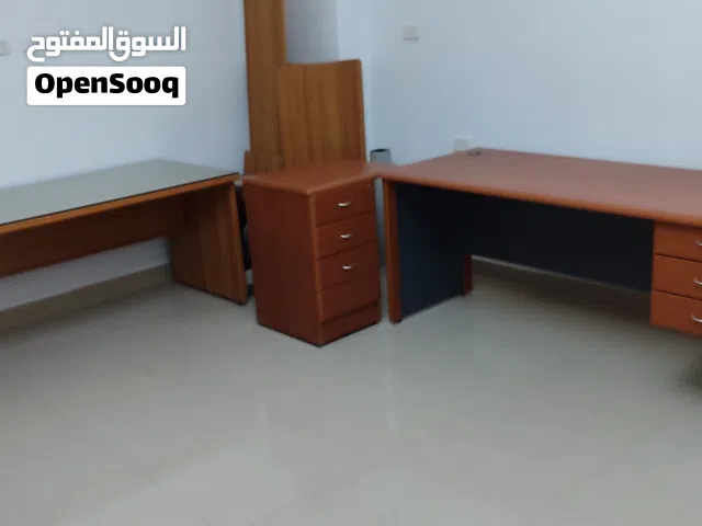 طاولة كمبيوتر و دراسة الاتصال علي رقم في الوصف فقظ