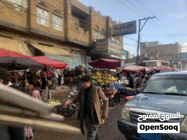 محل تجاري للبيع نقل قدم في قلب سوق حزيز علا شارع تعز  وحركه نشطه جدآ سوق طول 9في 4عرض