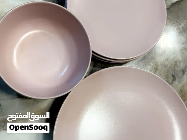 طقم اطباق لون زهري مكوّن من 12 قطعه جديد