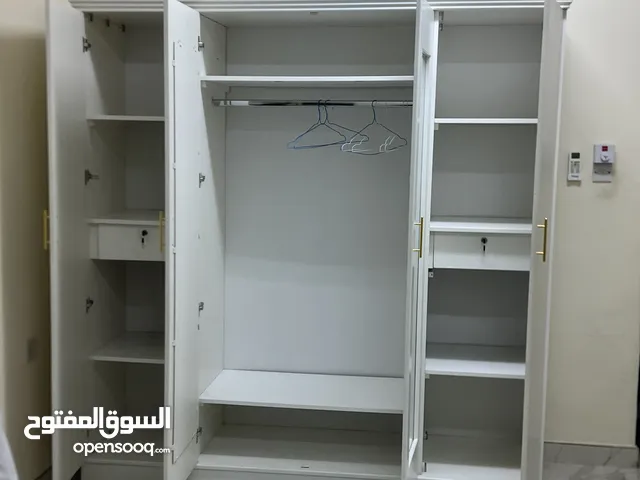 كابينة ذات أربعة أبواب مصنوعة من مادة MDF