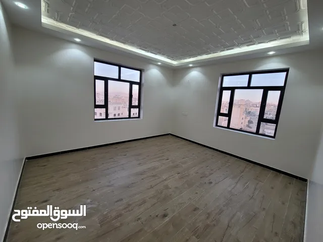 شقة للبيع في صنعاء بيت بوس مساحة 200 م صافي نظام 5 غرف جنوبي شرقي تشطيب سوبر لوكس