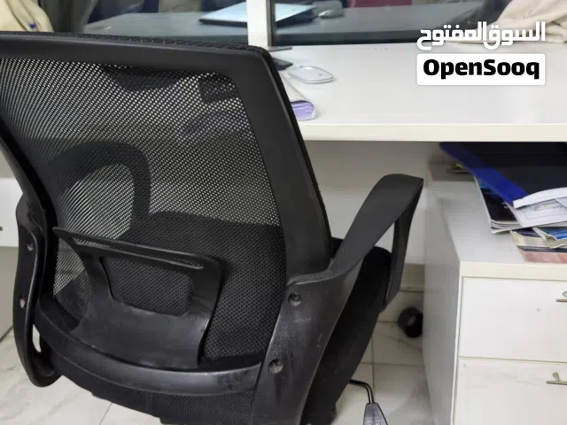 مكتبين كبار للبيع مع 3 أدراج وكراسي