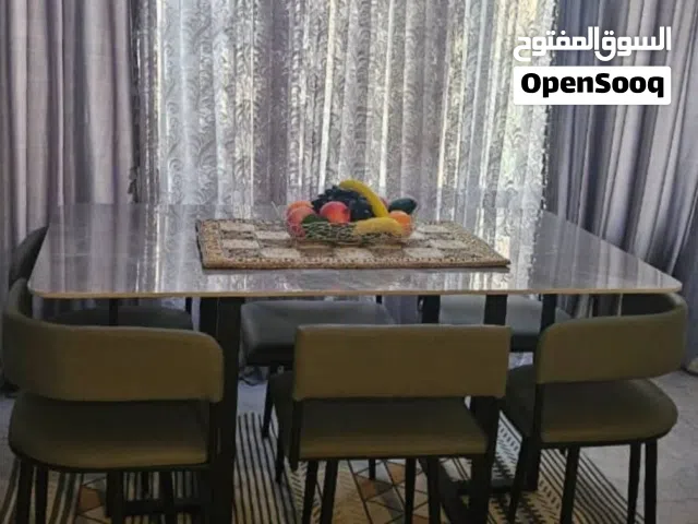 طاولة بحالة جديدة للبيع