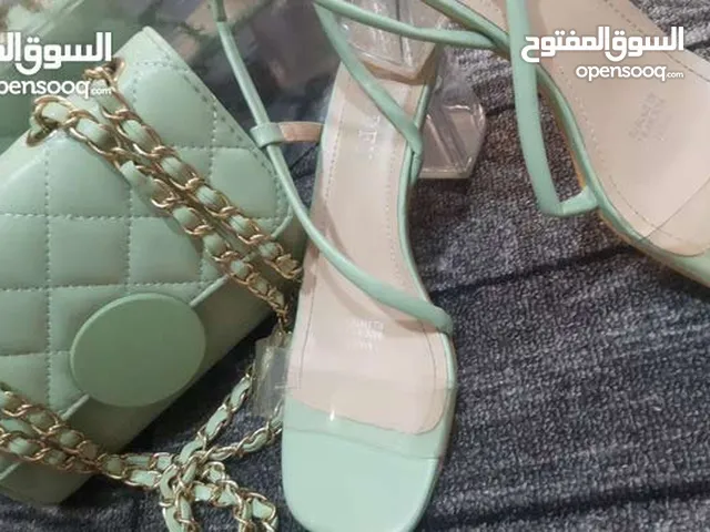 فستان سهره يجنن ع اللبس يلبس لوزن 70 جديد وهيلز مع شنتتو الهيلز نمره 38 والشنته ما استخدمت