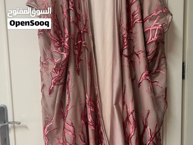 بشت مميز من مصممه ازياء