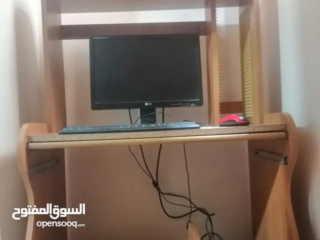 كمبيوتر مكتبي شاشه وماوس ولوحه مفاتيح