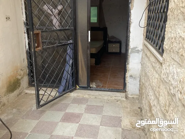 استديو شبه فارغ للايجار قريب من الجامعة الاردنية