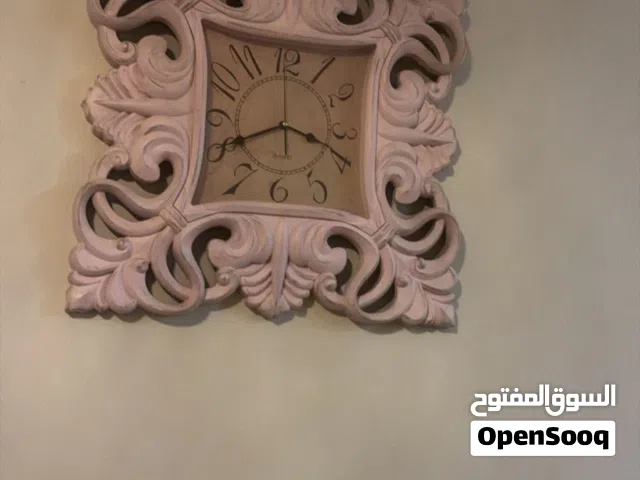 ساعة جدارية لون وردي فاتح