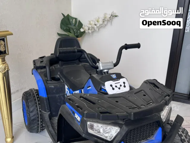 دراجة كهربائية و سيارة كهربائية لاطفال للبيع مع شاحن و ريموت تحكم