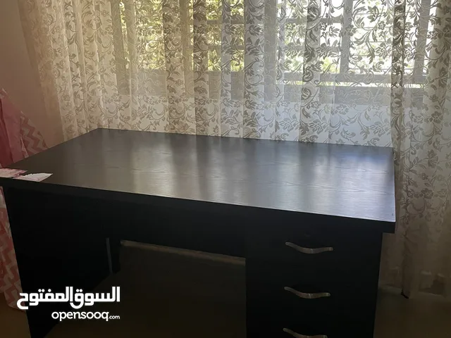 مكتب دراسي لون بني للبيع 20 دينار