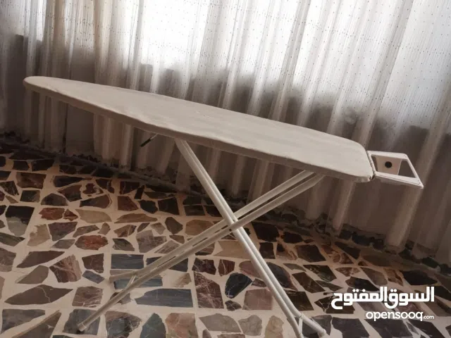 طاولة كوي ثقيلة بحالة ممتازة