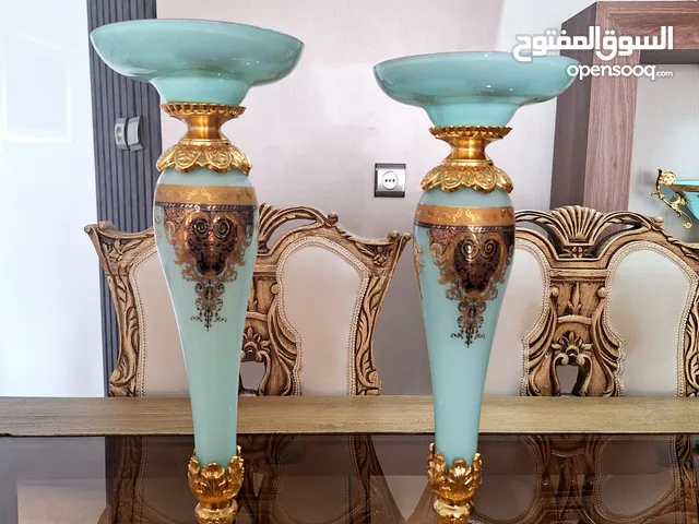 شمعدان بقاعدة مطلية بالذهب وحجر فيروزي.